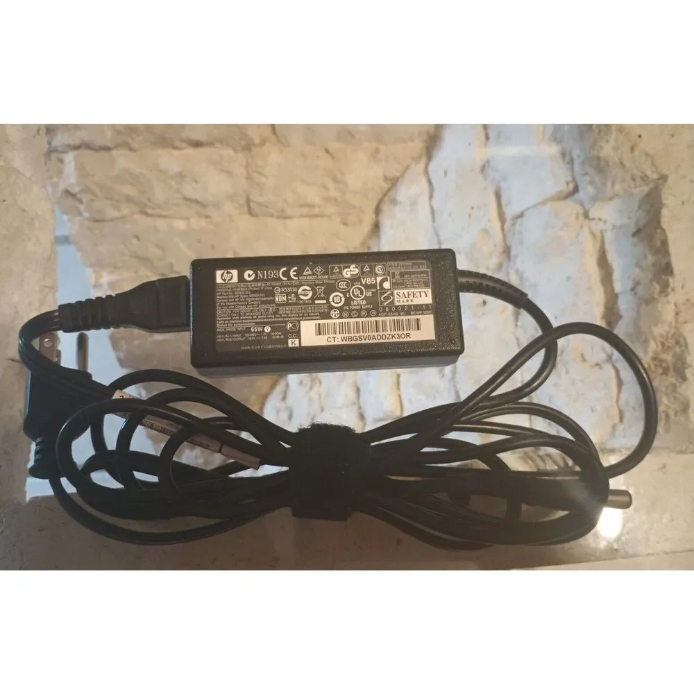 HP 608425-003 65W power adapter charger, genuine OEM part AC Three Prong Round